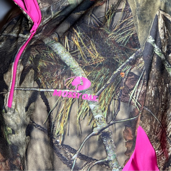 Mossy Oak Women’s 1/4 Zip Pullover Camouflage and Hot Pink - Picture 4 of 5